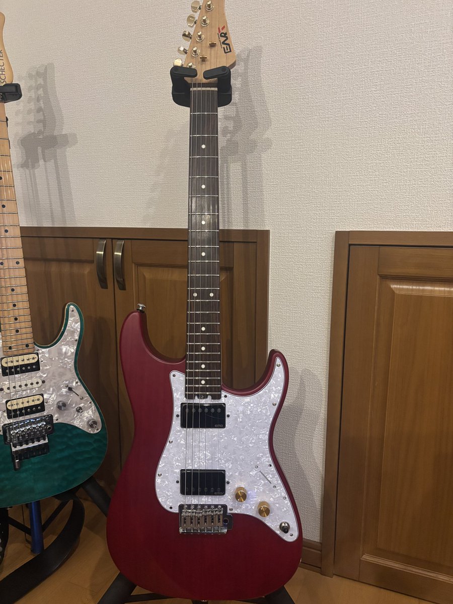 aki6006's tweet photo. 改造してみました！シングルからEMGのJEに付け替えしました。色々加工必要でしたし、volが機能してませんがとりあえずぶち込みました。ペグは中華製のロックペグです、もう買いません。ピックガード、穴位置合ってません。でもなんか満足しました。＃ストラト　＃EMG ＃改造　＃ギター　＃素人 https://t.co/dHCoSeCS6U