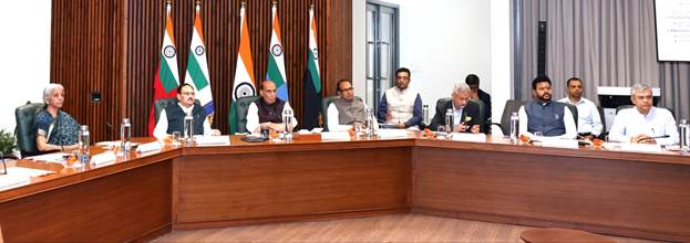 PIBMumbai's tweet image. Raksha Mantri Rajnath Singh -led IGoM takes stock of India’s readiness in view of evolving West Asia situation

Focus must remain on preparedness, coordination &amp;amp; resilience building: Raksha Mantri @rajnathsingh 

“Govt is ensuring continued availability of #LPG, #petrol, #diesel