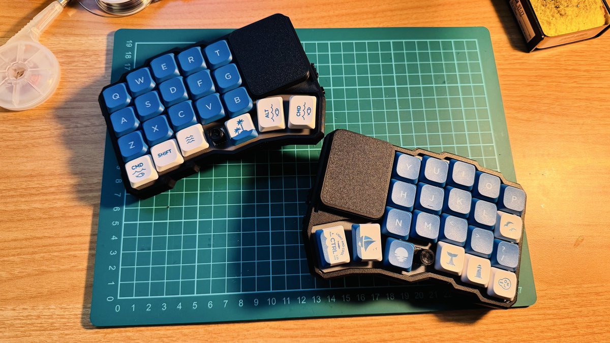 Tim29535425's tweet photo. #LaLapad Gen2 完成しました。（ありもののキーキャップ）
以前、robaの組み立てで失敗したので結構不安でしたが無事組めました。トラックパッドはやっぱり打鍵の邪魔をしないのでいいですね。
組み立てたらわかりますが、完成度がすごく高いです。 https://t.co/uGRSJ95E7q