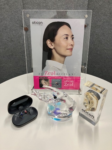 oticon_japan's tweet photo. みなさん、こんばんは。　目立ちにくい小さな耳あな型なのに、スマホなどのデジタル機器ともつながる補聴器「オーティコン ジール」、もうチェックしましたか。
「補聴器を売っているお店にいくのはハードルが高い・・」
そんな方にも気軽に見てもらえるよう、明日から 7月8日(水)（予定）まで、二子玉川の 蔦屋家電＋ で展示します。　モックを手に取って、サイズ感や質感を確認いただけます。
お近くに来られた際や、お時間があるときなどぜひお立ち寄りください。
ブースを見て、「もう少し詳しく聞いてみたい、そんな時は、蔦屋家電＋のスタッフさんにお声がけくださいね

▼「さて、Zealはどこでしょう？」（30秒）YouTubeリンク
https://t.co/UL95NoDAJk