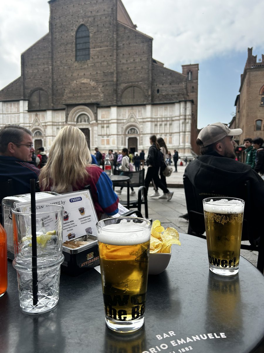 paddyhennessy83's tweet image. Matchday in Italy 🍺💜💙🇮🇹 #UTV