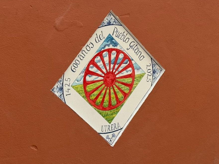 CiudadUtrera's tweet photo. Nuevo azulejo cerámico en el Parque del Muro con motivo del Día Internacional del Pueblo Gitano.

Conmemora los 600 años de su llegada y representa su bandera. Obra del ceramista utrerano Joaquín García Anaya.

#UtreraeresTu #Cultura #Patrimonio https://t.co/lgmeT7Q38t