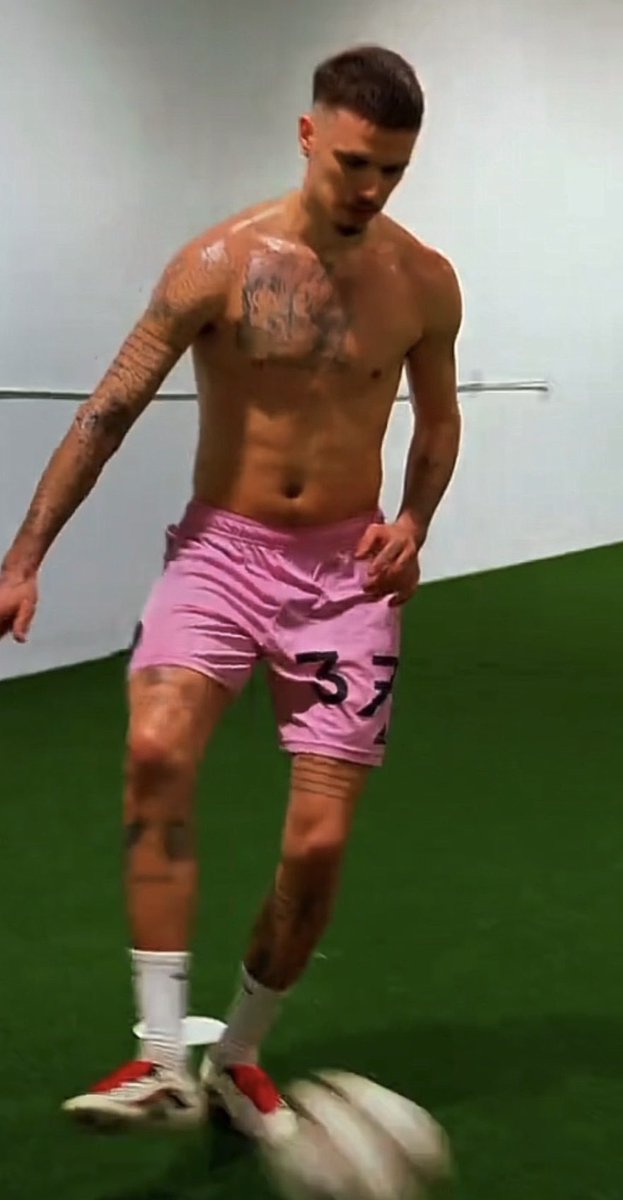 Horny4CelebMen's tweet photo. Romeo looks better with sweat https://t.co/gnfJQDvAwP