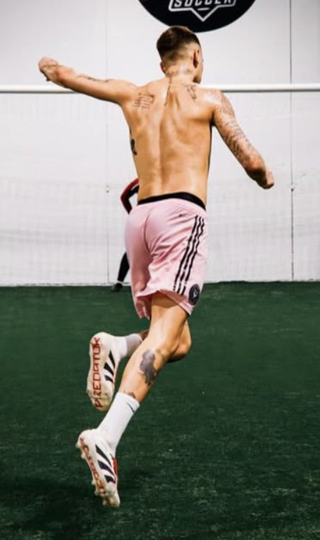 Horny4CelebMen's tweet photo. Romeo looks better with sweat https://t.co/gnfJQDvAwP