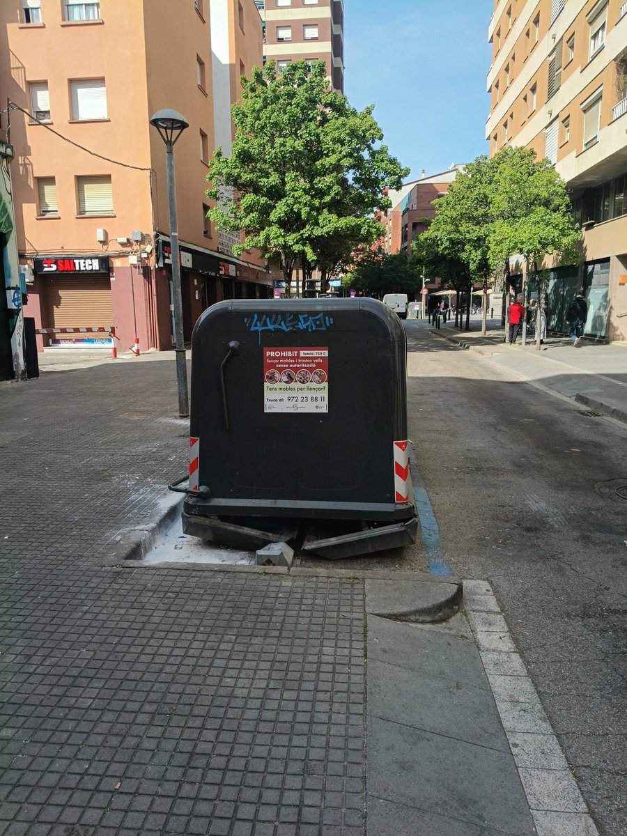 Donvitorios's tweet photo. @ViladeSalt sería bo que posin els containers bé, que la brossa es surt per sota... https://t.co/eFvphXCMNy
