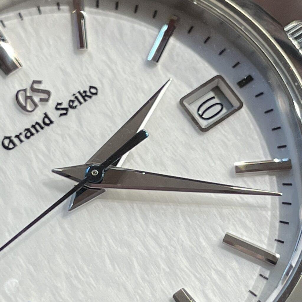 小さな楽しみ👍

深夜0時前後。カレンダー付きの機械式時計をお持ちなら、ぜひ日付が変わる瞬間を観察してみてください。カチッと瞬時に変わるもの、ゆっくり変わるもの。機械の個性が表れる、密かに楽しい時間です。

byズン太

#機械式時計 #自動巻き #腕時計