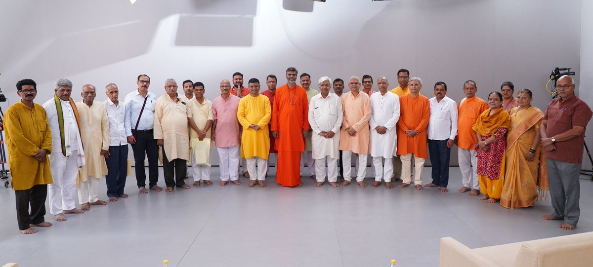 🚩A momentous confluence of Dharma and leadership!

International President of the Vishwa Hindu Parishad (<a href="/VHPDigital/">Vishva Hindu Parishad -VHP</a>) and Senior Advocate of the Supreme Court, Shri. Alok Kumarji (<a href="/AlokKumarLIVE/">Alok Kumar Sr. Advocate</a>), along with senior VHP office bearers, paid a goodwill visit to the Sanatan Ashram