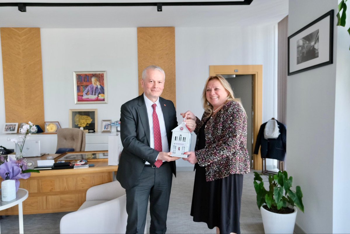 Bursa İl Millî Eğitim Müdürü Sayın Gürhan ÇOKGEZER ve İlçe Millî Eğitim Müdürümüz Sayın Kemal CEYLAN, Coşkunöz Eğitim Vakfı Yönetim Kurulu Başkanı Sayın Oya COŞKUNÖZ AKTAŞ'ı ziyaret etti.