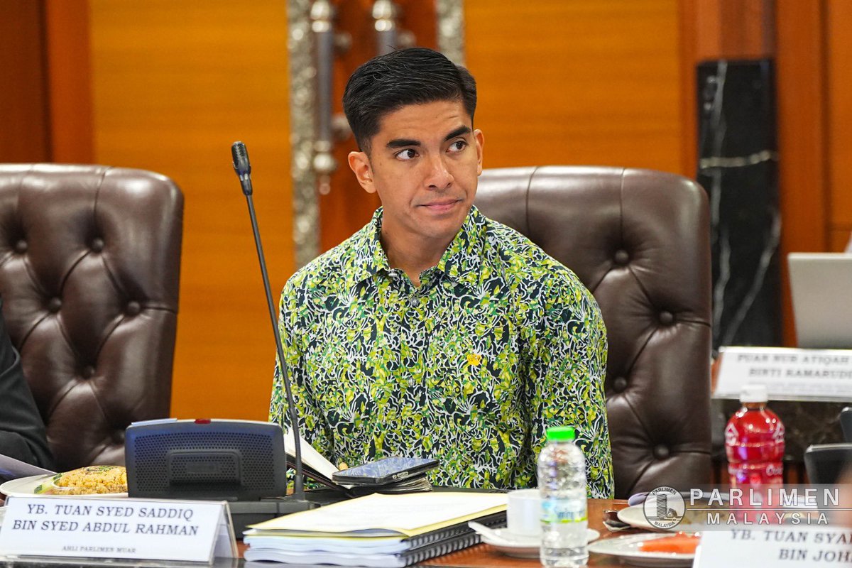 SyedSaddiq's tweet photo. Parlimen tidak bersidang, tapi kami tetap “turun padang”.

Perjuangan untuk reformasi keadilan tidak boleh berhenti.

Kuasa Peguam Negara dan Pendakwa Raya mesti dipisahkan supaya pendakwaan dibuat secara bebas, adil dan bukan mengikut kepentingan politik.

Saya mahu undang-undang ini diluluskan.
Bukan demi mana-mana individu.
Tetapi demi masa depan Malaysia.