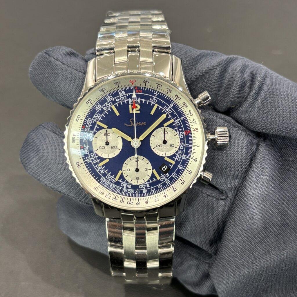 クロノグラフの計測を終えて、リセットボタンを押す瞬間。針が「ピシュッ」と瞬時に12時位置へ戻るあのスピーディーな動きは、何度やっても飽きません。複雑なパーツが一斉に初期位置に戻る内部のダイナミックな動きを想像すると、たまらないロマンを感じます。

byズン太

#クロノグラフ #機械式時計