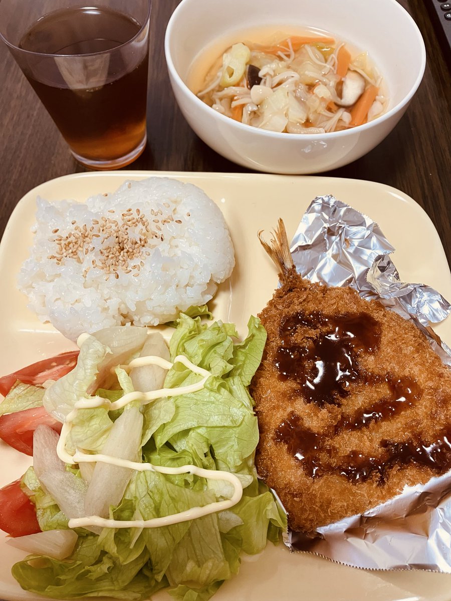 今日の夕飯はアジのフライとてもおいしかった。
遠近両用のメガネを新しく買った。慣れないのでクラクラするけど慣れるといいなぁ(　´ゝ`)