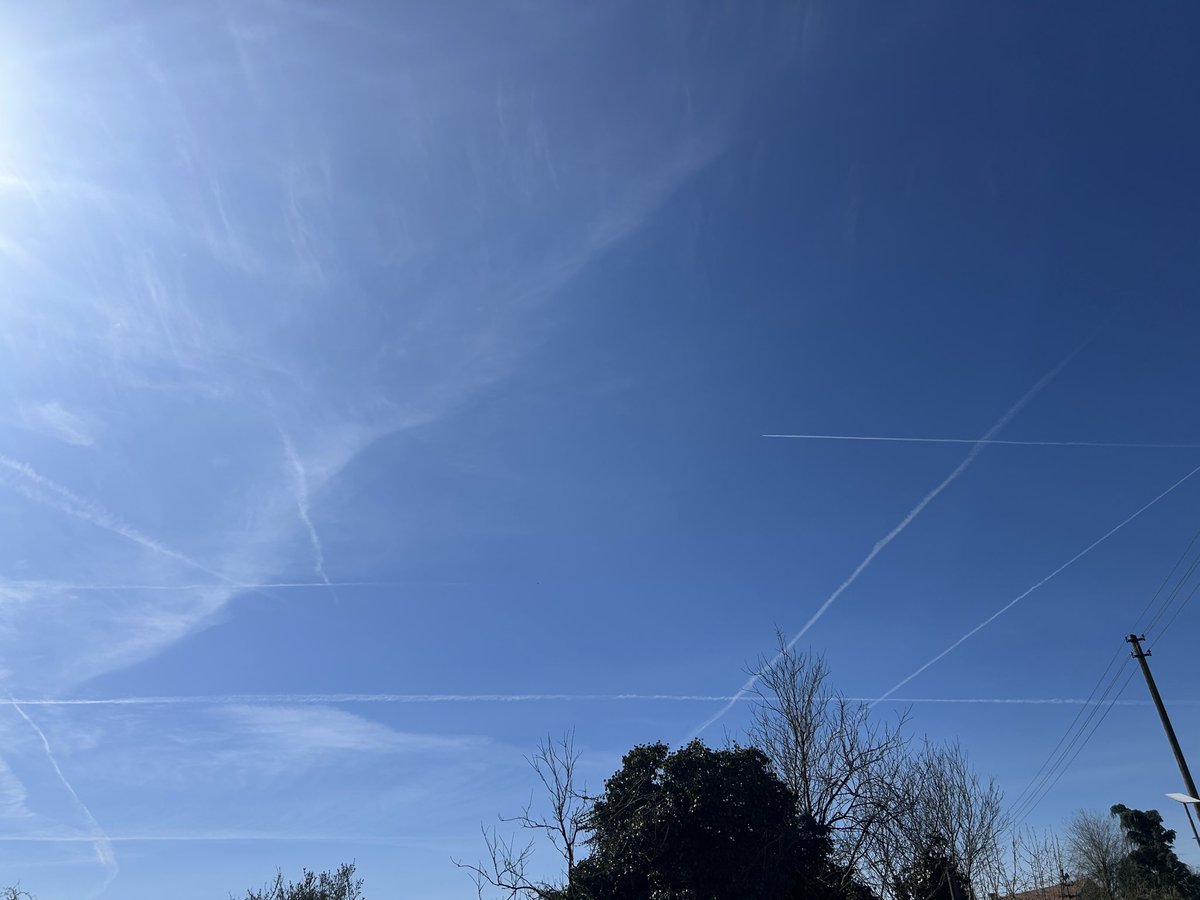 Darth_M3L's tweet photo. Heute über dem Bodensee im Angebot: Beginnendes Karomuster.
#Chemtrailing #Cloudseeding https://t.co/PirWi7kh5T