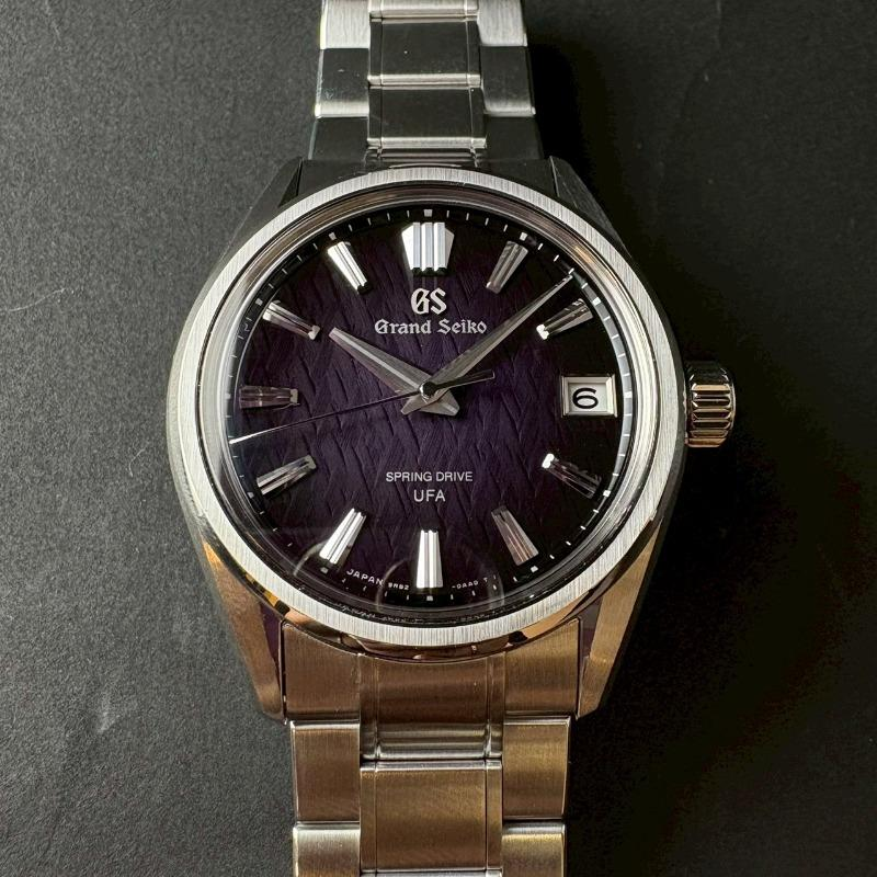 高級時計の文字盤が驚くほどクリアに見えるのは、光の反射を抑える無反射コーティングのおかげです。ある角度からはガラスが存在しないように錯覚するほど。美しい細部を堪能できるのは見えない技術のおかげです。

byズン太

#高級時計 #サファイアガラス #腕時計 #時計好き