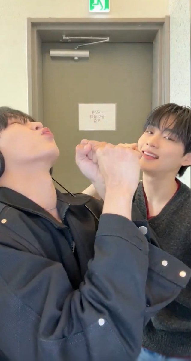 하이✶ tweet media