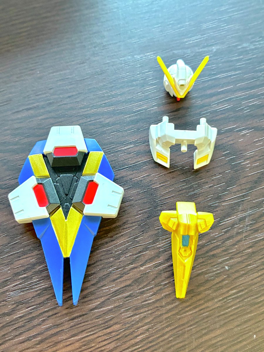 【#Gフレーム】GフレームFA10に収録されるV2のテストショットが届いたので、フル状態（固定フレーム）にしてみました

3箱完成だけあって、とんでもないボリューム…。

成形色で細かく分かれているため無彩色でも再現度高。彩色はシールド、脇腹、顔、スカートのアーマーとなります。