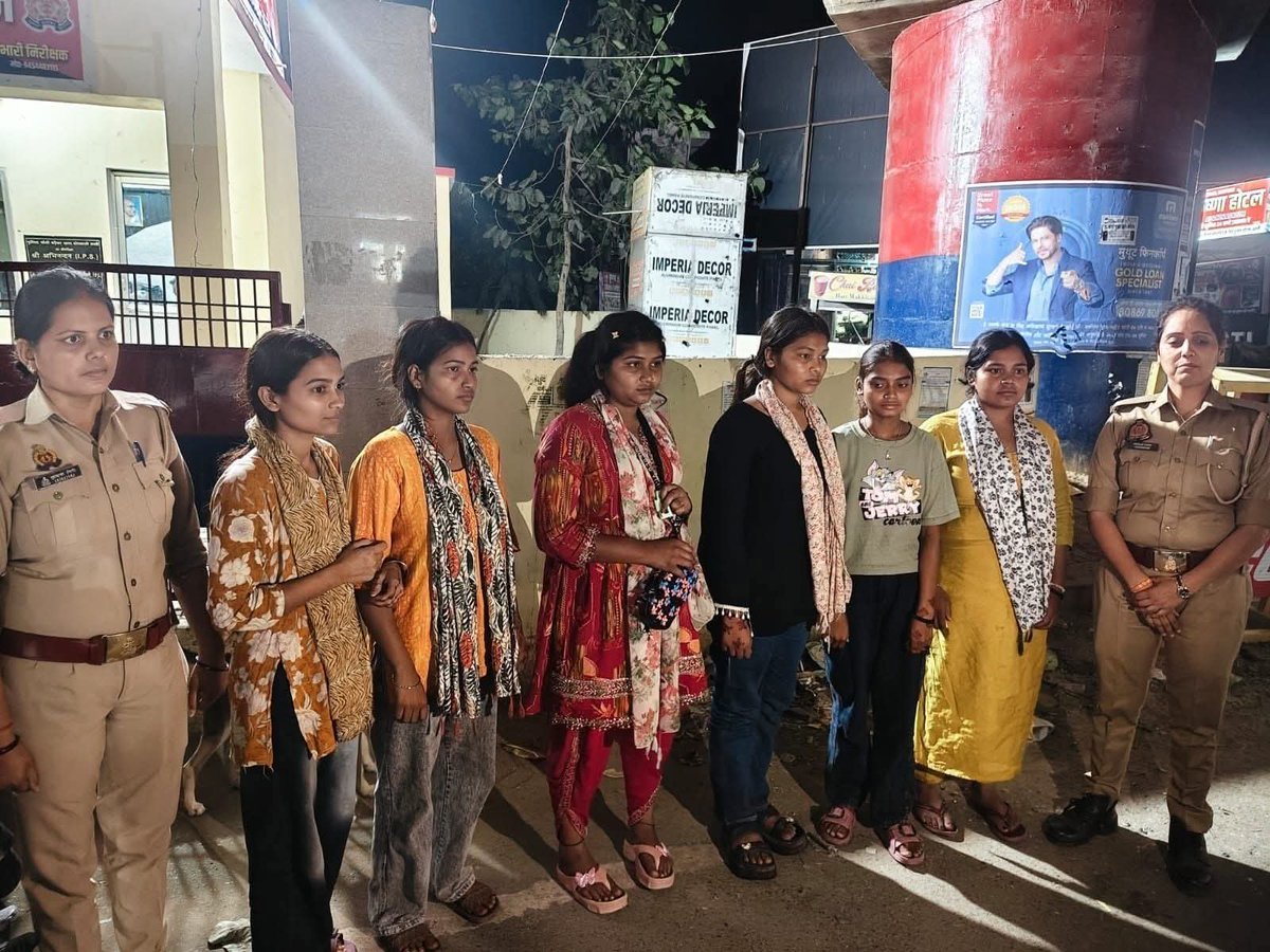कुशीनगर पुलिस का सराहनीय कदम, छह लापता लड़कियों को सकुशल किया बरामद पुलिस की इस त्वरित और प्रभावी कार्रवाई से परिजनों ने राहत की सांस ली और की जमकर सराहना की। पुलिस की तत्परता और संवेदनशीलता की प्रशंसा करते हुए इसे एक सराहनीय पहल बताया।
<a href="/kushinagarpol/">Kushinagar Police</a> <a href="/Uppolice/">UP POLICE</a>