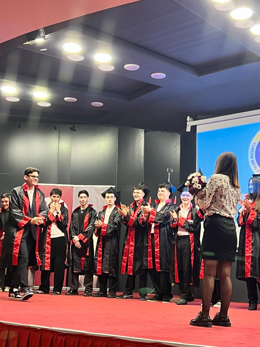 etiler_mtal's tweet photo. 2025-2026 Mezuniyet Törenimizi okulumuz Ata Salonunda gerçekleştirdik. https://t.co/imKIk8VrFZ