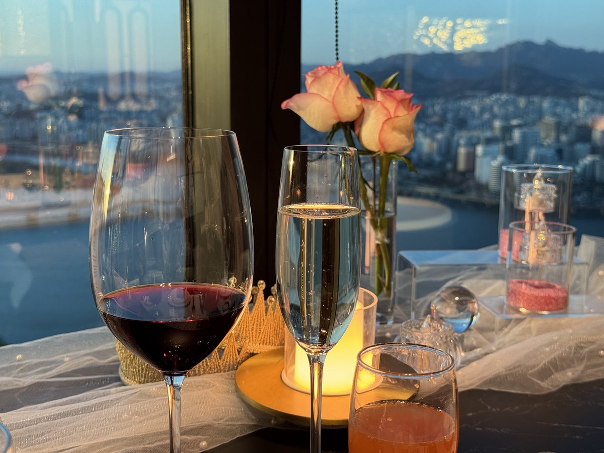 cryptowatcher6's tweet photo. A hidden travel gem in Seoul: Enjoyed special dining experience in 60/F of 63 Building. The sunset view is amazing.
@travalacom https://t.co/koNHmSifEU