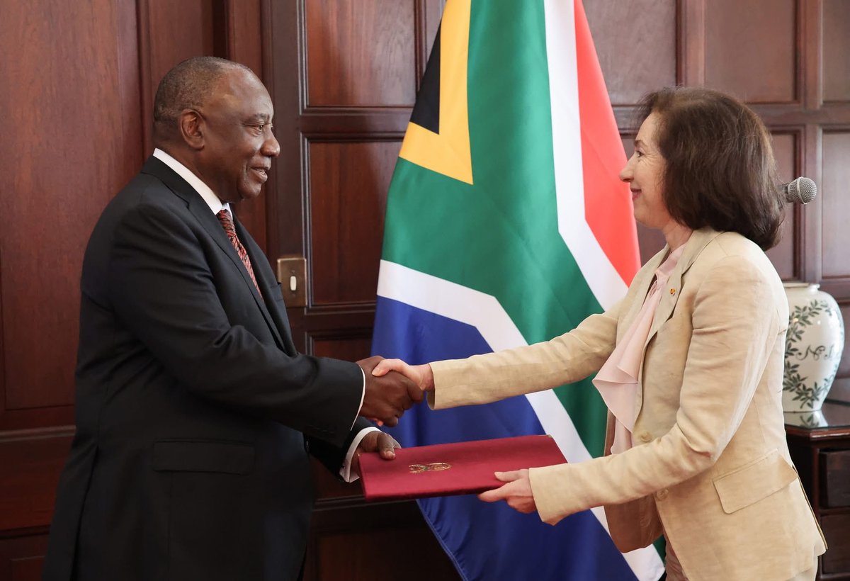 PresidencyZA's tweet photo. 🇿🇦 His Excellency President @CyrilRamaphosa  receives Letter of Credence from Head of Mission, HE Ms Efthalia Kakiopoulou of the Hellenic Republic 🇬🇷.

#LettersofCredence
#BetterAfricaBetterWorld https://t.co/U4obOVp9aS