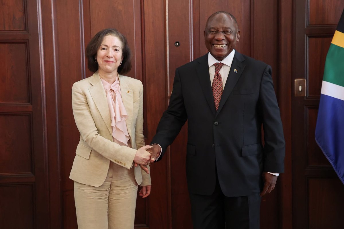 PresidencyZA's tweet photo. 🇿🇦 His Excellency President @CyrilRamaphosa  receives Letter of Credence from Head of Mission, HE Ms Efthalia Kakiopoulou of the Hellenic Republic 🇬🇷.

#LettersofCredence
#BetterAfricaBetterWorld https://t.co/U4obOVp9aS