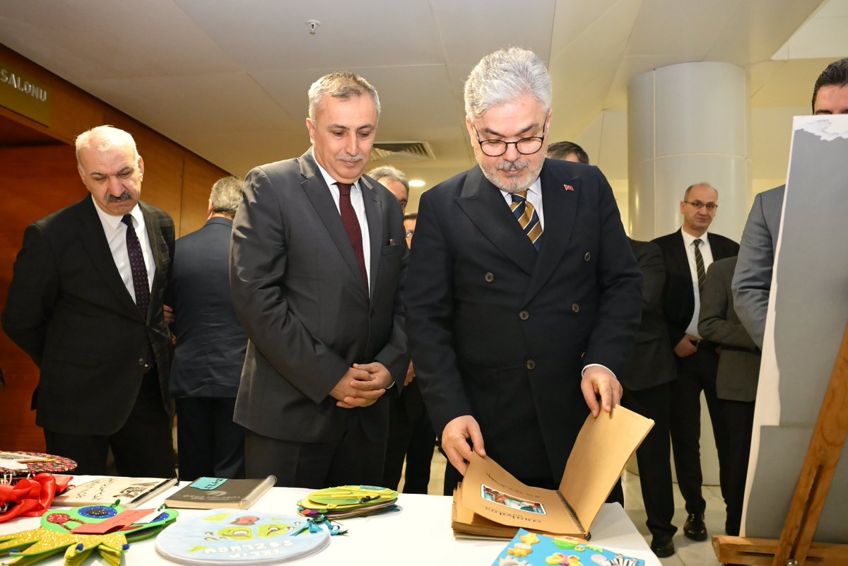bursailmem16's tweet photo. 📌 Eğitimde Dönüşüm Atölyeleri Tanıtım Programı

Millî Eğitim Bakan Yardımcımız Sayın Dr. Ömer Faruk Yelkenci, Temel Eğitim Genel Müdürümüz Ebubekir Sıddık Savaşçı, İl Millî Eğitim Müdürümüz Gürhan Çokgezer ile Programlar ve Öğretim Materyalleri Daire Başkanı Dr. Mustafa Kandırmaz; Müdürlüğümüz tarafından Merinos AKKM Hüdavendigar Salonunda gerçekleştirilen Eğitimde Dönüşüm Atölyeleri Tanıtım Programı'na katıldı.

@tcmeb @Yusuf__Tekin @farukyelkenci @mebtegm @ebubekirsavasci @GurhanCokgezer #bursamem