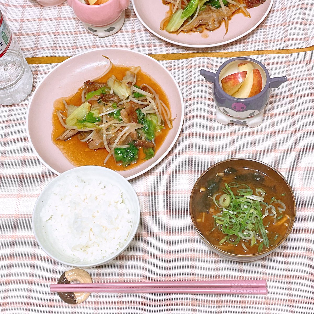 pi1mi1's tweet photo. 今日の #夕食 ⭐️

・肉野菜炒め
・ご飯🍚
・具沢山お味噌汁
・りんご🍎

今夜は簡単に肉野菜炒めに🥹🥬

#おうちごはん #食事記録 #食事日記 #夜ご飯 #ダイエット記録 #ズボラ飯 #簡単ごはん #ダイエット仲間募集 #ゆるダイエット https://t.co/GnIKvvnDzx