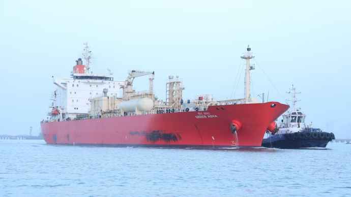 IndiaToday's tweet image. 𝐈𝐧𝐝𝐢𝐚-𝐟𝐥𝐚𝐠𝐠𝐞𝐝 𝐬𝐡𝐢𝐩 𝐜𝐚𝐫𝐫𝐲𝐢𝐧𝐠 𝟏𝟓,𝟒𝟎𝟎 𝐭𝐨𝐧𝐧𝐞𝐬 𝐨𝐟 𝐋𝐏𝐆 𝐜𝐫𝐨𝐬𝐬𝐞𝐬 𝐇𝐨𝐫𝐦𝐮𝐳, 𝐝𝐨𝐜𝐤𝐬 𝐧𝐞𝐚𝐫 𝐌𝐮𝐦𝐛𝐚𝐢

Read more: intdy.in/55uor5

#India #LPG #StraitOfHormuz #Mumbai