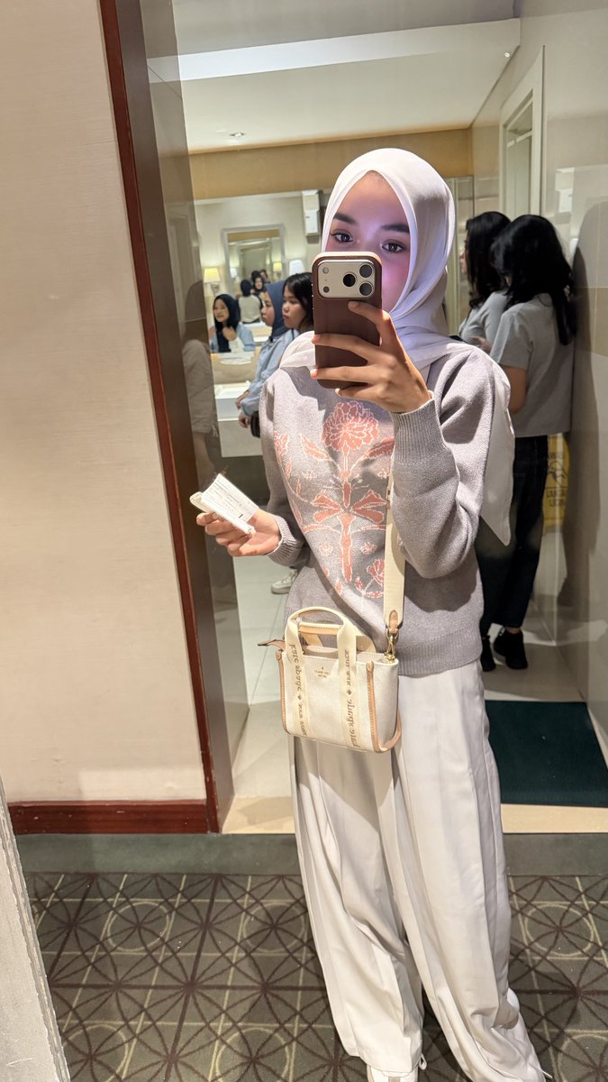 csriaa30's tweet image. preloved cash techwoven 17 pro, pemakaian 3 bulan, minus titik kecil bagian kanan bawah, lengkap sama box nya, harga beli 1,5jt, harga jual DM!!!  #techwoven #case17pro #caseiphone #preloved #prelovedcase