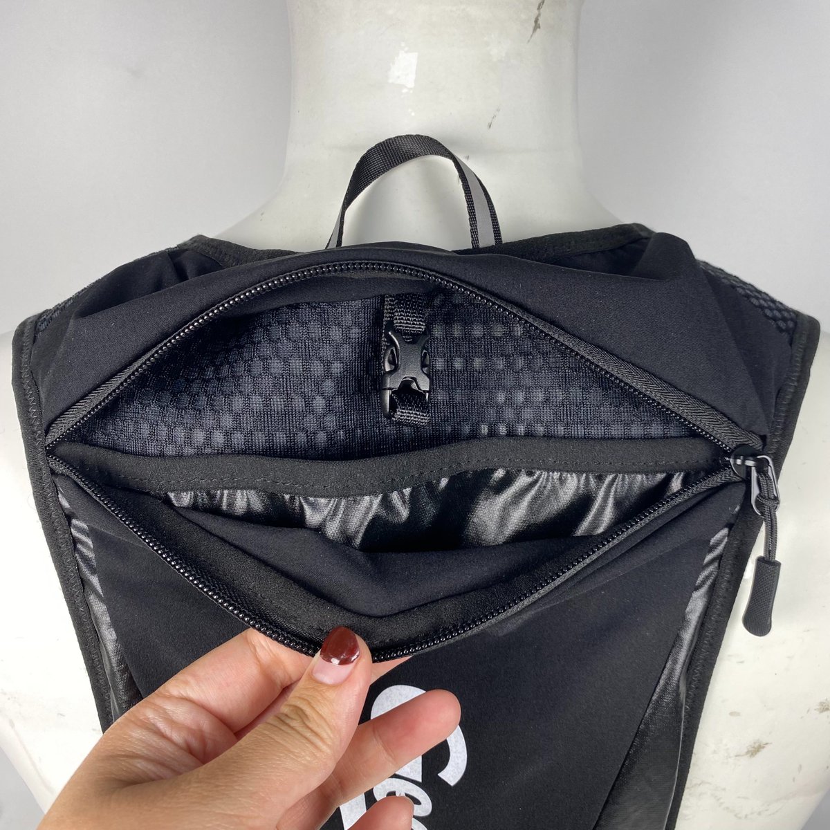 lunadu0514's tweet image. 🏃‍♂️💨 Ready to conquer your next run? Our new black hydration vest is here to keep you going! Lightweight, breathable design with secure storage. Stay hydrated, stay focused! 

#Dowsenbags #RunningGear #NewDesign #HydrationVest