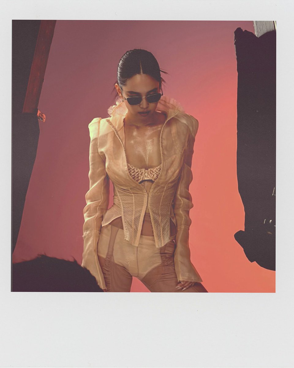 DC 제니 갤러리 tweet media