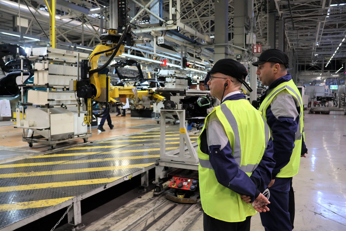 Prefet68's tweet image. 🚘 Industrie

Le site @StellantisFR Mulhouse, pilier de l’industrie automobile, emploie 4 700 salariés et produit 152 000 véhicules/an.

▶️ Mercredi 8 avril, @Prefet68 a visité l'entreprise et ses ateliers et échanger avec la direction et les équipes.

#Industrie #Automobile