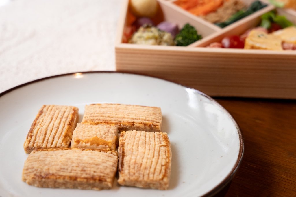 【🎈🏠遊びにきてね🏠🎈】

家劇場の三回忌は、お墓の前で宴会を囲む南の地方の法事になぞらえ、お弁当を食べながらダンス公演を観られる会となっています！

週末オノンノ俱楽部によるオリジナルのオードル弁当や、引出物の畳クッキーなどなど…お楽しみに！

🎈詳細・ご予約
iegekijyo-sankaiki.studio.site