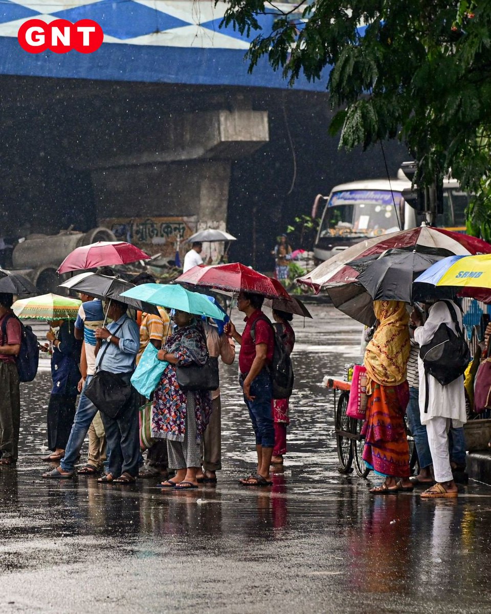 GoodNewsToday's tweet image. Kolkata में बारिश के दौरान सामने आईं खूबसूरत तस्वीरें, जहां भीगी सड़कों और बादलों भरे आसमान ने शहर की रौनक को और खास बना दिया।

#Kolkata #RainyDay #MonsoonVibes #WestBengal #CityLife #BeautifulScenes #WeatherUpdate