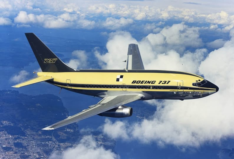 HistoryMattersX's tweet image. 🇺🇸 Sunday #9April 1967, at 1:15 p.m., the prototype Boeing 737-130, N73700, (internal number PA-099) made its #firstflight over Seattle, USA.

After a 2h30min, test pilots Brien Singleton Wygle and Samuel Lewis Wallick Jr., landed at Paine Field, Everett, Washington.

#Boeing737