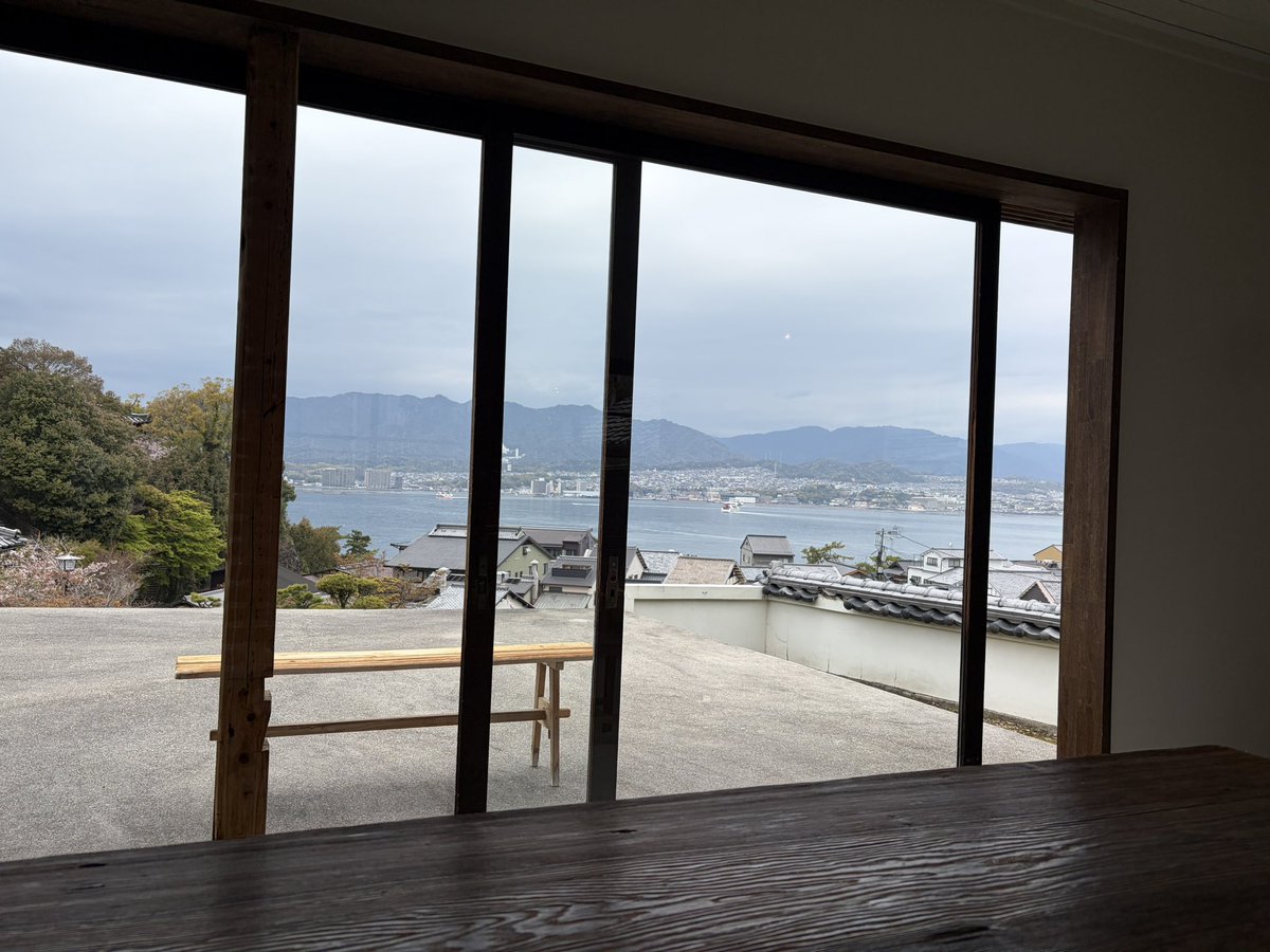 最高に至福の時

BGMもなく静寂のみ
静かなる時
このナチュラルな空間が好き

ただ一人
海を眺めながら
チーズケーキと白ワイン
最高です✨

音を奏でる歓びを噛みしめて♫

皆さまに沢山の笑顔が届きますように✨

＃牡蠣祝
＃宮島
＃贅沢な時間