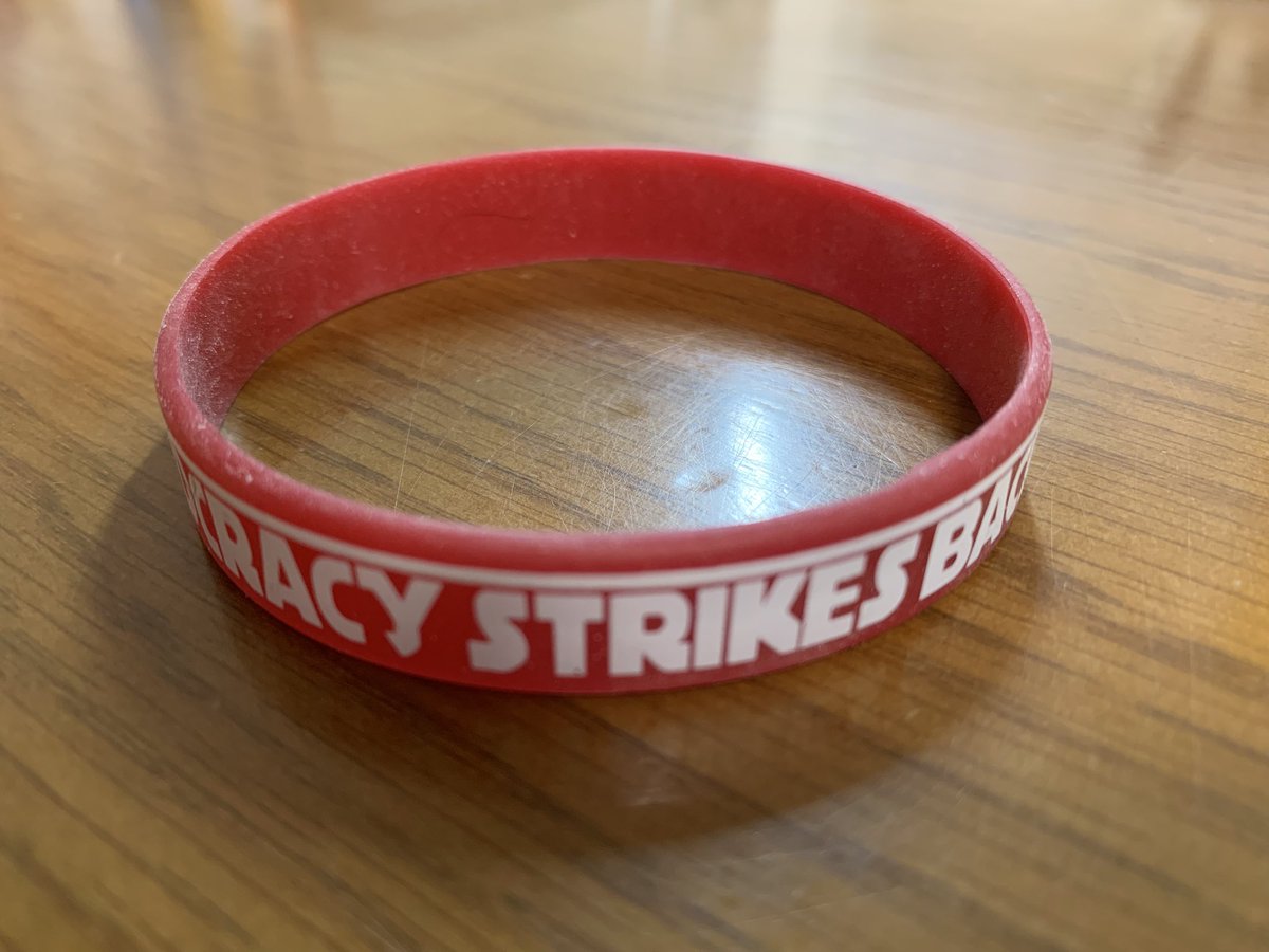koharatakaharu's tweet photo. #DemocracyStrikesBack
旗を見つけてくださるかたがいるので、喜んで調子に乗り、このつぎ、お声がけいただければ、Democracy Strikes Backのリストバンドを謹呈します。
はい、Star Warsシリーズ第2作The Empire Strikes Back帝国の逆襲のもじりです。
11年前作ったのがまだ余ってる。 https://t.co/nn4wApQhea