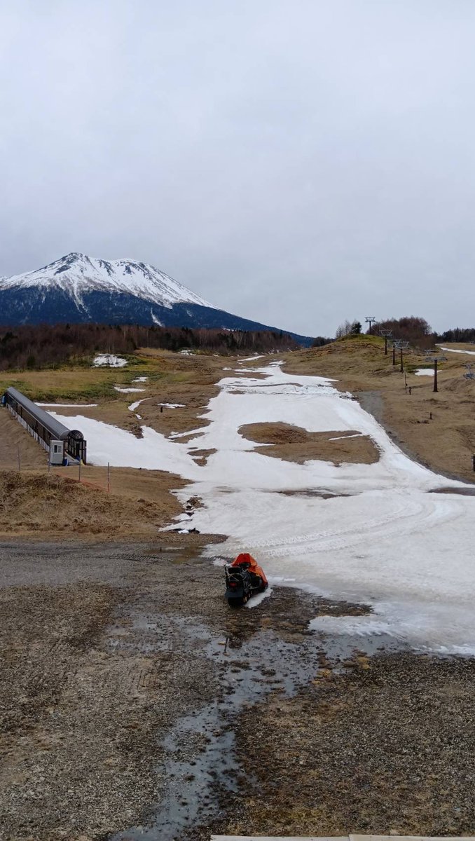 miaski2100's tweet photo. あれだけ広がっていた雪も少しずつ溶けて、ゲレンデはすっかり春模様☘️🌸

シーズンを支えてくれた道具たちを一つずつ片付けています。

また真っ白な景色でお会いできる日まで😌✨ https://t.co/gVj7a5NaBd