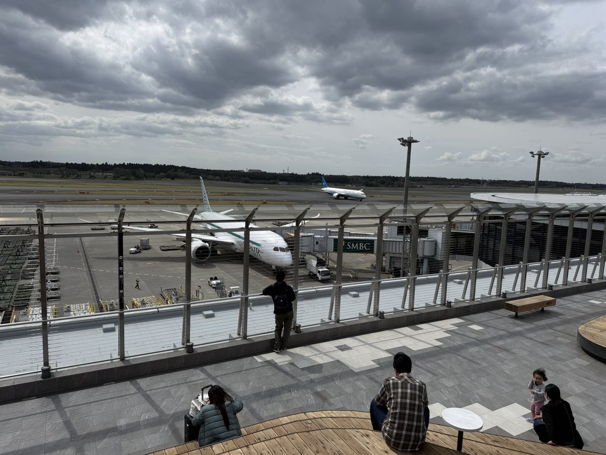 成田の展望デッキ、新しくなったのは良いけどめっちゃ狭くなった気がする……😅