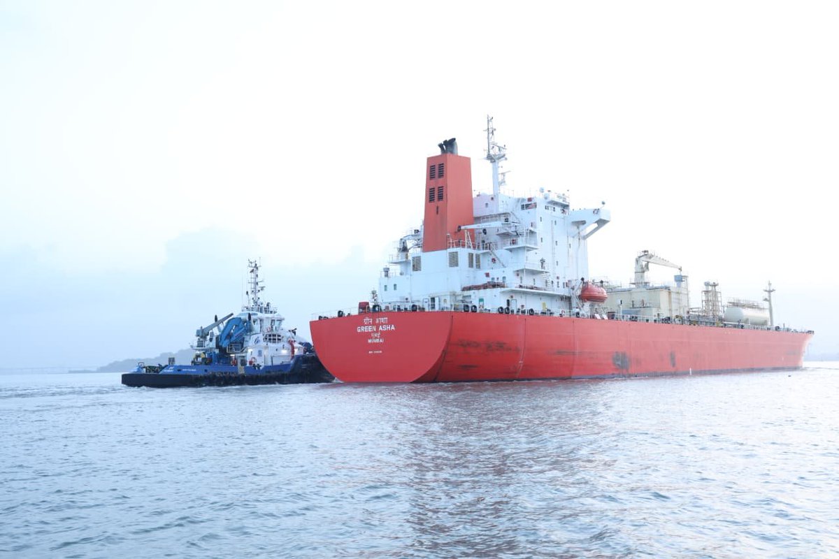 PIBMumbai's tweet image. Green Asha 🇮🇳—an India-flagged LPG vessel that has successfully crossed the #StraitofHormuz, has moored at JNPA's liquid berth operated by BPCL-IOCL today. 

This is a significant milestone as it is the first such vessel to reach JNPA since the onset of the war between Iran, the