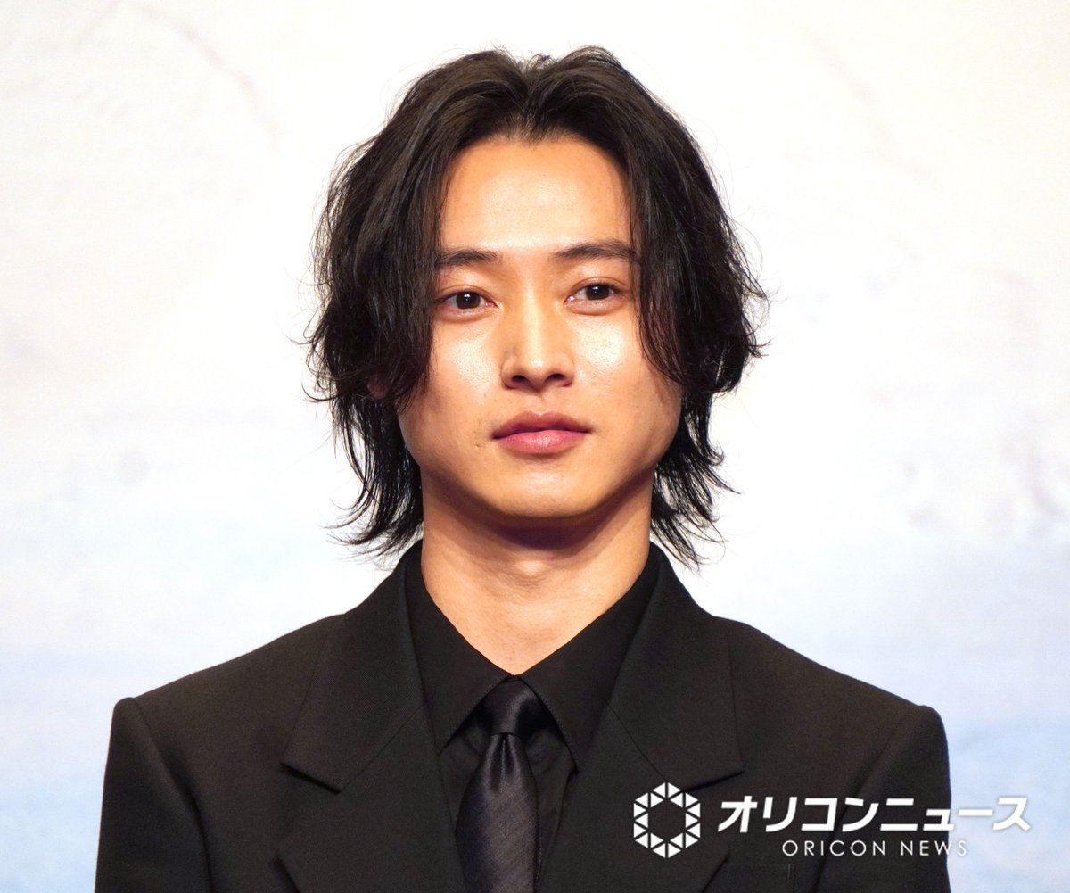 oricon's tweet photo. 2028年の大河ドラマ、主演は山﨑賢人
タイトルは『ジョン万』に決定❗️

山崎「これからジョン万次郎さんの人生を一年掛けて作っていけることが幸せです」と喜び
「楽しみにしていてください」と笑顔で呼びかけた。

🔻過去10年のタイトル&amp;主演掲載
https://t.co/xgx89MssMP

#ジョン万 https://t.co/E4qnMO0Yad