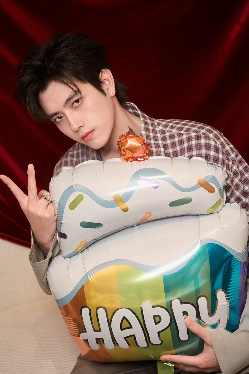 WeTVOfficial's tweet photo. Be an adult with light in your eyes. ✨
Happy birthday to #ChenFeiyu 🎂

🏮#LoveBeyondTheGrave is streaming now on WeTV.

✨Starring #Dilraba #ChenFeiyu 

🔗👉🏻 https://t.co/sJIzufuSIc

#白日提灯 #迪丽热巴 #Dilireba #陈飞宇 #WeTV #WeTVAlwaysMore https://t.co/E2IEL9tTSi