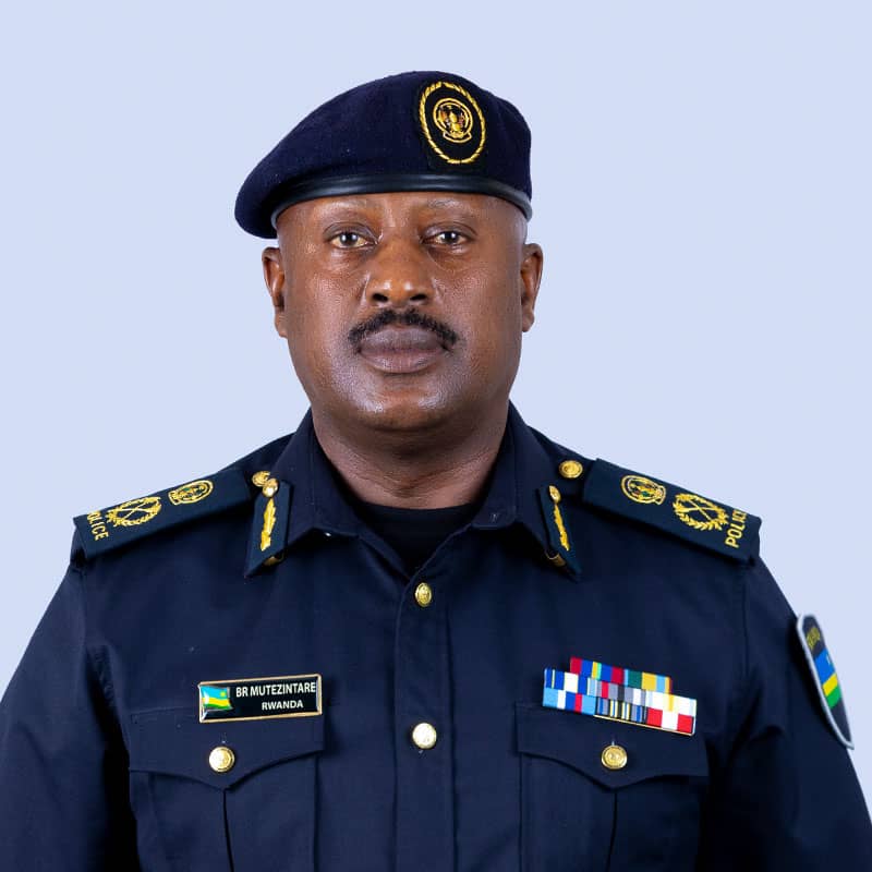 rbarwanda's tweet photo. 🚨AMAKURU MASHYA🚨

Perezida Kagame yazamuye mu ntera abapolisi 5746, barimo batanu bakuwe ku ipeti rya ACP bahabwa irya CP, mu gihe 10 bari bafite irya CSP bagizwe ba ACP.

Abahawe ipeti rya CP ni ACP Jean Népomuscène Mbonyumuvunyi, ACP Bértin Mutezintare, ACP Emmanuel Karasi, ACP Barthélémy Rugwizangoga na ACP Fidèle Mugengana. #RBAAmakuru