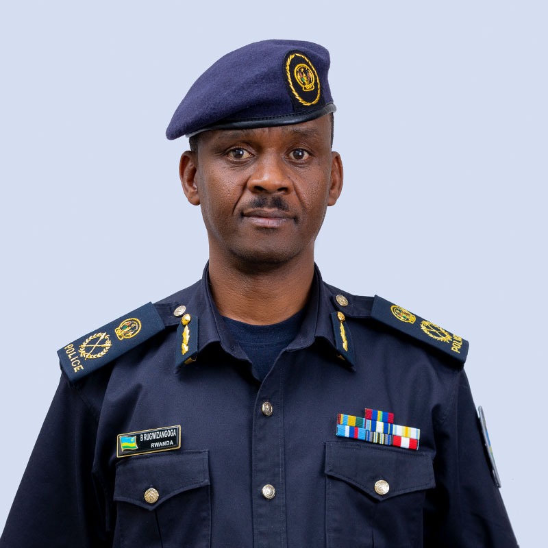 rbarwanda's tweet photo. 🚨AMAKURU MASHYA🚨

Perezida Kagame yazamuye mu ntera abapolisi 5746, barimo batanu bakuwe ku ipeti rya ACP bahabwa irya CP, mu gihe 10 bari bafite irya CSP bagizwe ba ACP.

Abahawe ipeti rya CP ni ACP Jean Népomuscène Mbonyumuvunyi, ACP Bértin Mutezintare, ACP Emmanuel Karasi, ACP Barthélémy Rugwizangoga na ACP Fidèle Mugengana. #RBAAmakuru