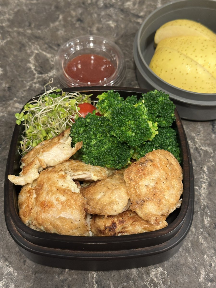 manaplanets's tweet photo. 久しぶりに今週と最近の主人のお弁当。トレーニング翌日は写真よりもささみとブロッコリーの面積が増える。主食なしは続けていて、糖質はフルーツと、日によって調味料やお野菜に含まれる程度。糖質制限が合っているのか体重は最高体重から約8kg減。体脂肪は5ヶ月で3％減。

#お弁当
#筋トレ
#糖質制限 https://t.co/KU44OOtkvn
