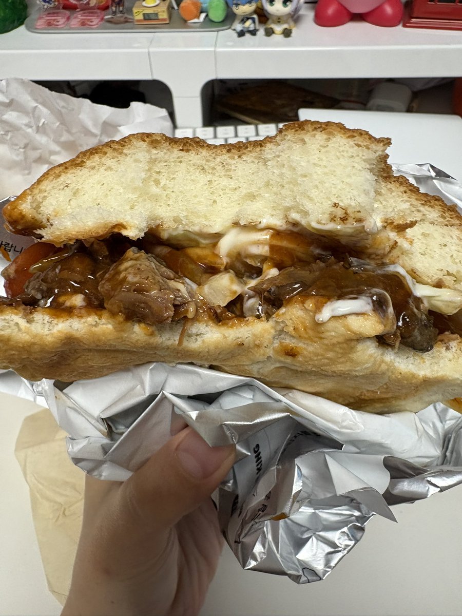 hungryalone's tweet photo. 버거킹 신메뉴 먹어봤는데
패티가 아니고 고기 덩어리들이 들어있고
제입에는 소스가 너무 많았어요 바베큐소스라 달고... 그래서 고기맛이 안느껴짐
가격은 비싸고ㅠㅠ 갠적으로 비추입니다
감자는 꼭 쉐이킹프라이 매콤치즈로 드세여 https://t.co/fSRISpcOHN