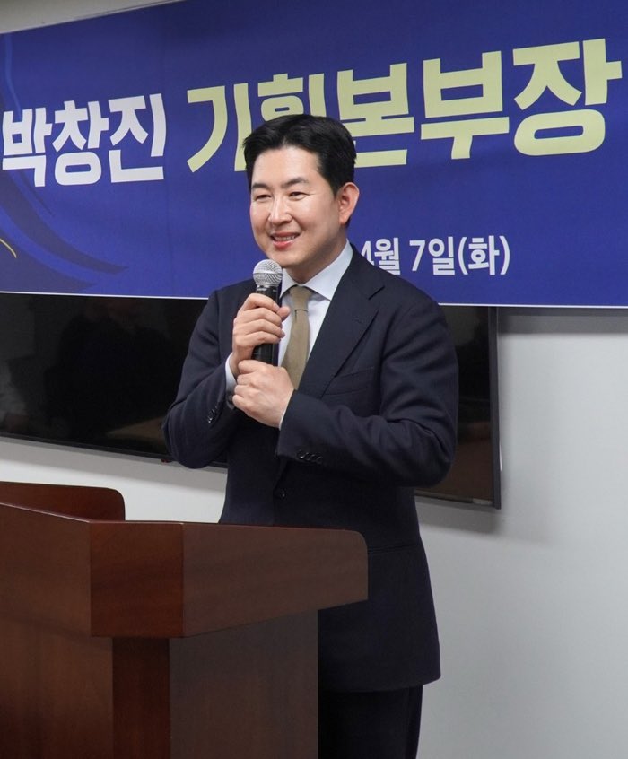 땅콩회항 박창진 사무장 
한국공항공사 자회사 임원됐다.

‘땅콩회항’ 사건은 2014년 12월 5일, 뉴욕 JKF공항에서 활주로로 향하던 대한항공 일등석에서 조현아 당시 대한항공 부사장이 승무원의 견과류 서비스를 문제 삼아 항공기를 탑승구로 되돌려 박창진 사무장을 강제로 내리게 한 사건이다.
박