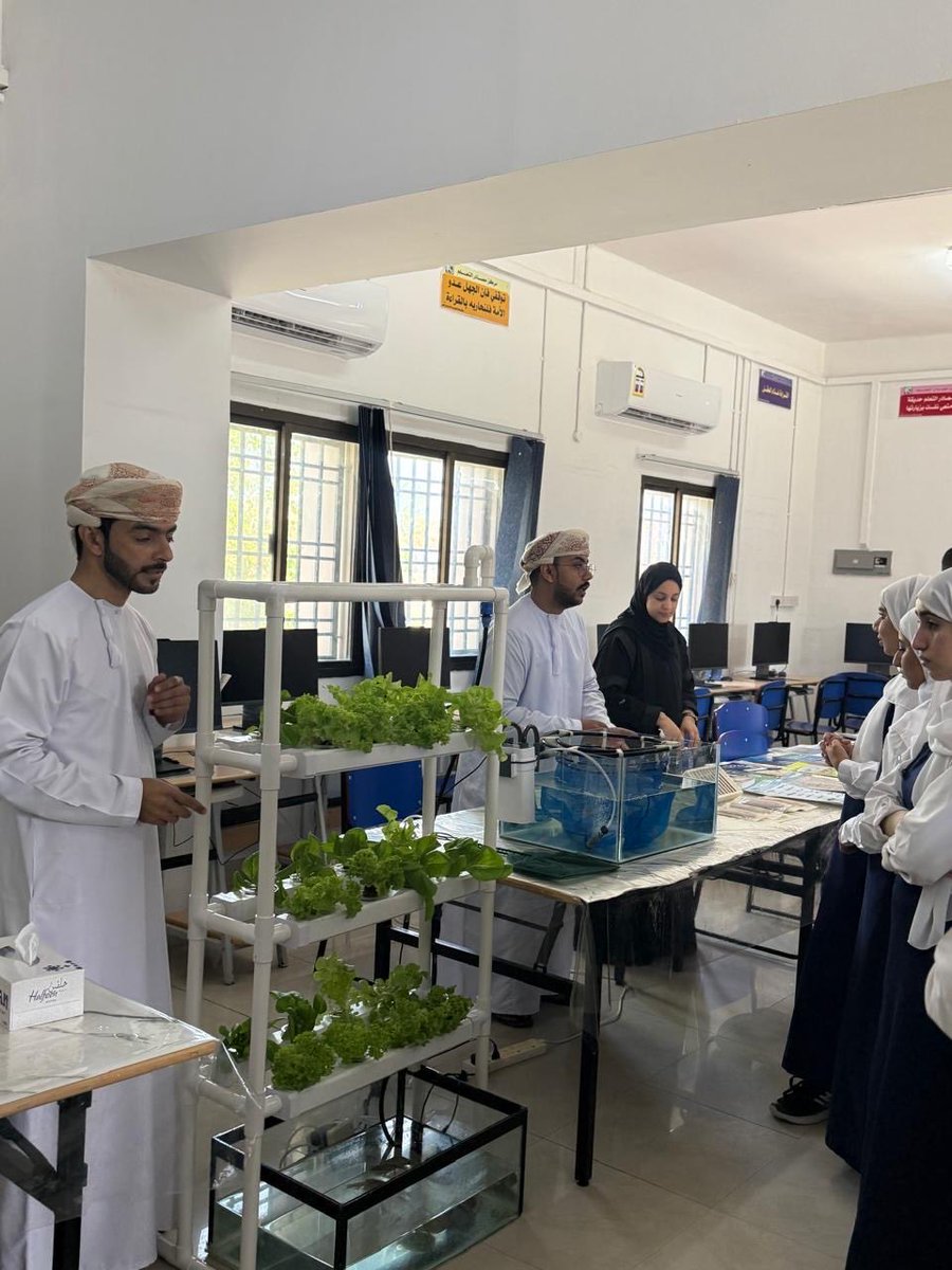MAFWR_FishRes's tweet photo. في إطار جهود التوعية لطلبة المدارس,جانب من مشاركة المديرية في فعالية يوم العلوم بمدرسة أمامة بنت أبي العاص في السيب يوم الاربعاء,8 أبريل ٢٠٢٦م. حيث تم عرض نماذج مصغره لأنظمة الاستزراع  مثل الأقفاص العائمة والاكوابونيك ومعدات الصيد. https://t.co/r4y1DIz8jn