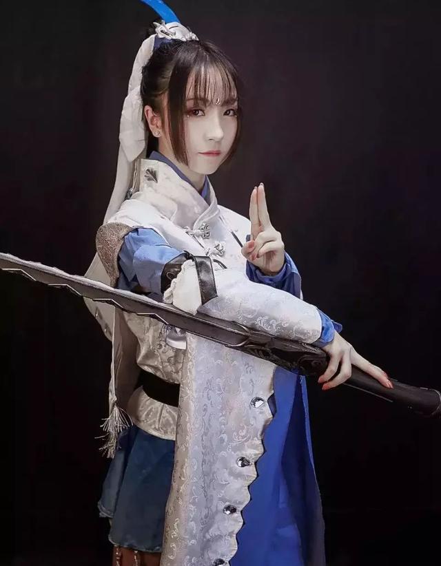 FHEAYAN's tweet photo. Day 1 at [漫展名，如Comic Con Shanghai 2024]! Cosplayed my favorite character, grabbed limited merch, and met fellow fans—today’s a dream!  #AnimeExpo #CosplayJoy https://t.co/lElS3JrQMX