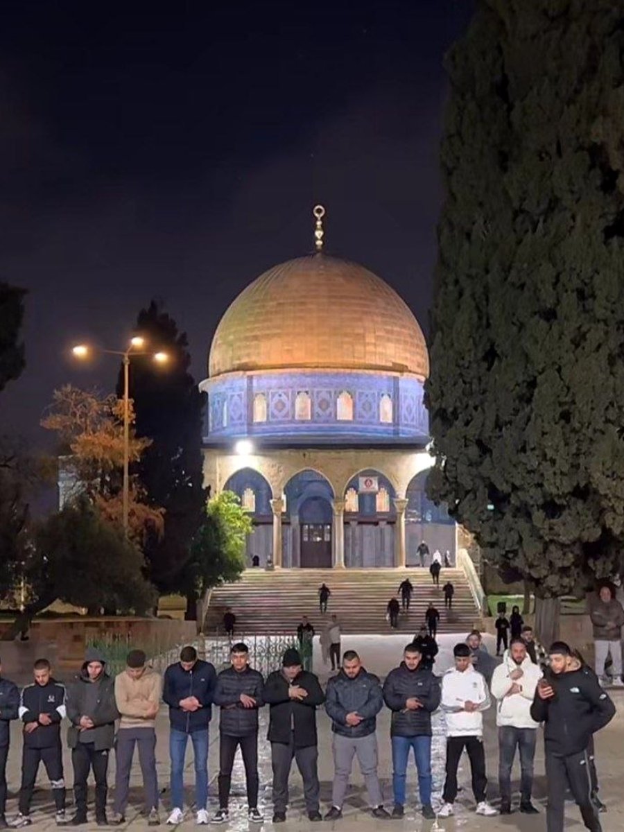 Hundreds perform Fajr prayers in Masjid al-ʾAqṣā for the first time ...