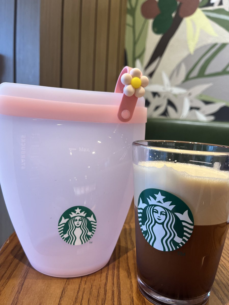 piayoonej's tweet image. #DDay #커피수혈중
트친분들 맛점하셨지욤?
오늘 이제 공연이네욤 ◡̈🪈
막판 리허설 들어가기 전에
스벅 들렸어요.
행사하길래 냉큼 
에어리카노랑 핑꾸 실리콘 푸드백 받았네욤
핑꾸핑꾸한 소리 내고 오겠습니다!
리허설 기간 동안
많은 관심과 응원들 남겨주셔서
정말 감사합니다🙇🏻‍♀️🪈🎵